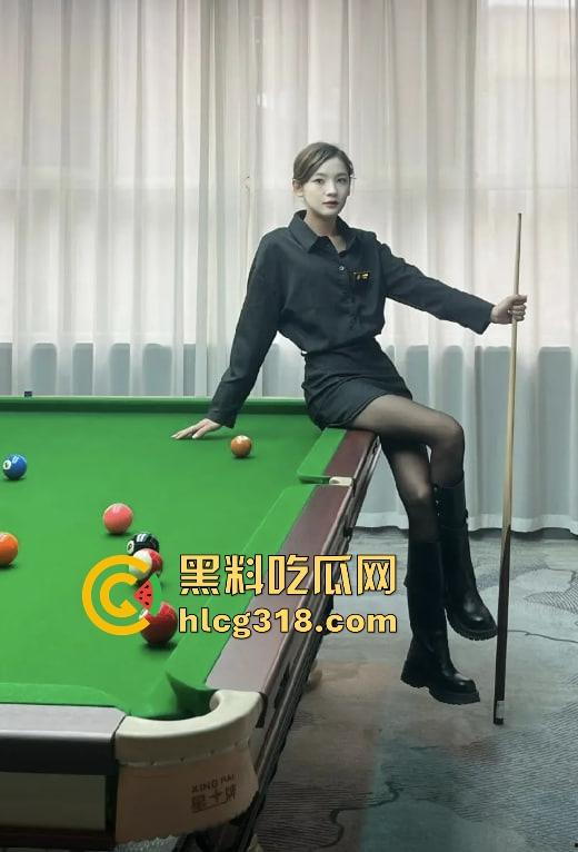 点个陪玩不打球,哥们台球厅现场抠逼上头,老板边抽烟边看监控笑了,抠个逼你也别忘了换手啊! 第4张 点个陪玩不打球,哥们台球厅现场抠逼上头,老板边抽烟边看监控笑了,抠个逼你也别忘了换手啊! 第4张