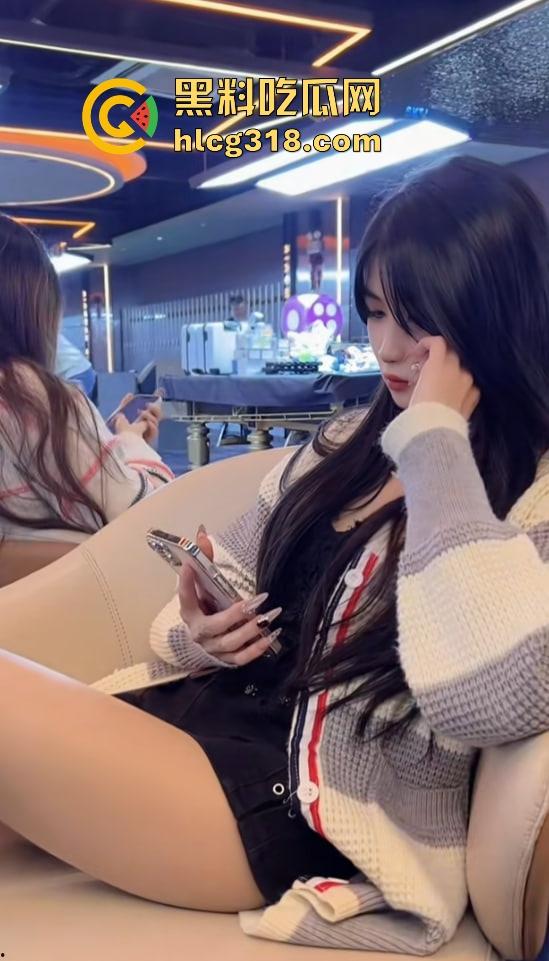 点个陪玩不打球,哥们台球厅现场抠逼上头,老板边抽烟边看监控笑了,抠个逼你也别忘了换手啊! 第5张 点个陪玩不打球,哥们台球厅现场抠逼上头,老板边抽烟边看监控笑了,抠个逼你也别忘了换手啊! 第5张