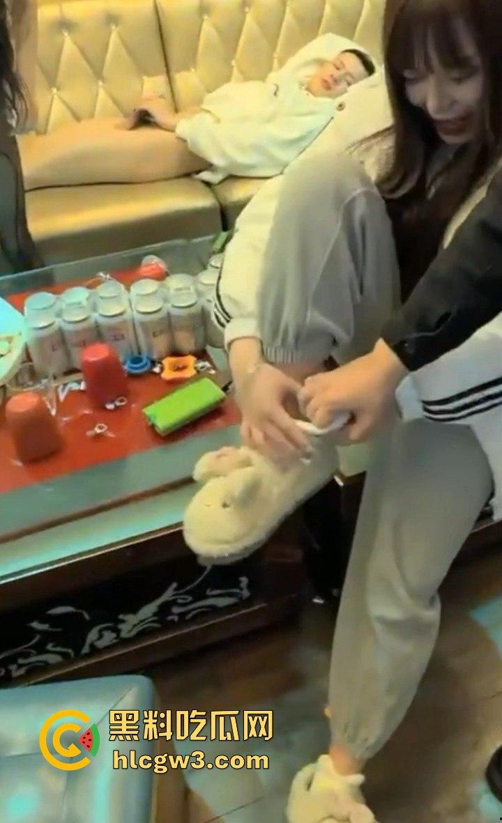 KTV包厢变炮房 黑丝小妹喝多了直接当众开操 精神小伙顶到叫声回荡 做爱全程兄弟拍 姐妹看热闹! 第1张 KTV包厢变炮房 黑丝小妹喝多了直接当众开操 精神小伙顶到叫声回荡 做爱全程兄弟拍 姐妹看热闹! 第1张