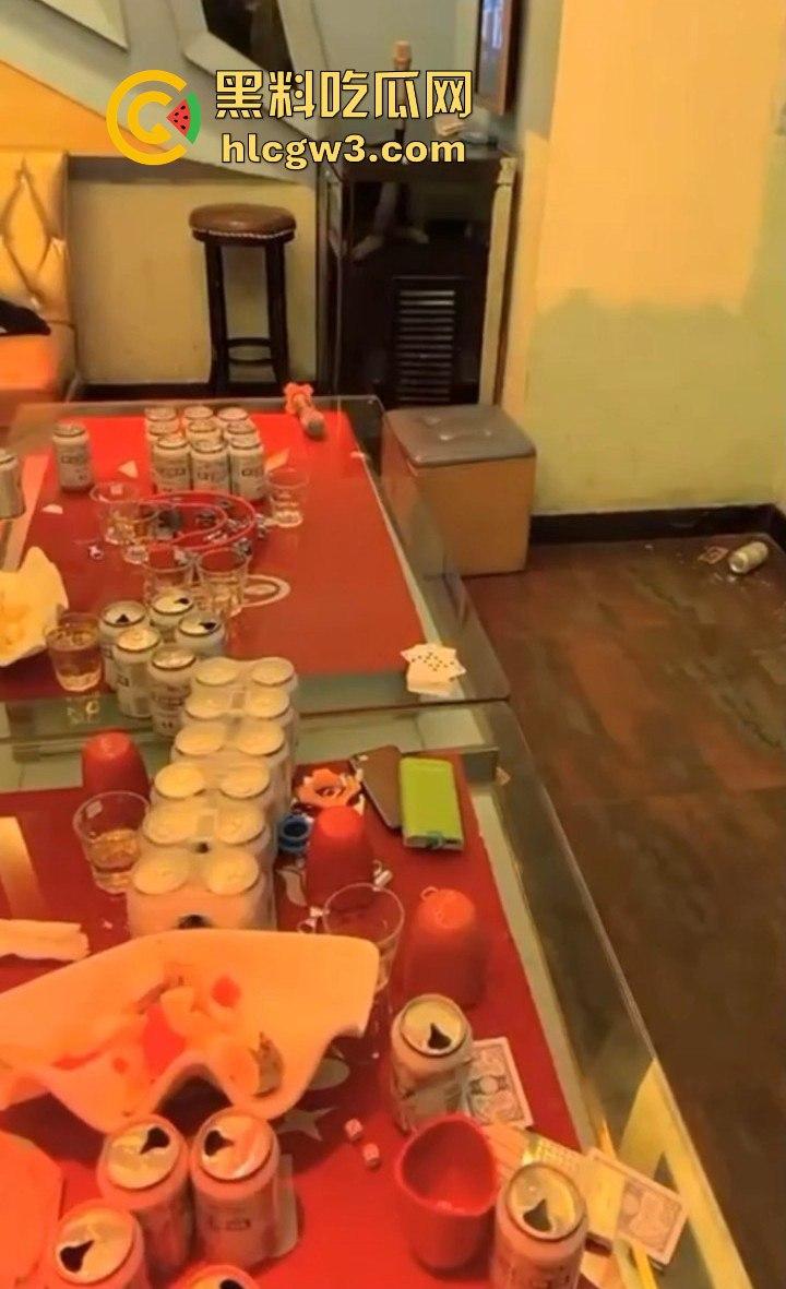 KTV包厢变炮房 黑丝小妹喝多了直接当众开操 精神小伙顶到叫声回荡 做爱全程兄弟拍 姐妹看热闹! 第2张 KTV包厢变炮房 黑丝小妹喝多了直接当众开操 精神小伙顶到叫声回荡 做爱全程兄弟拍 姐妹看热闹! 第2张