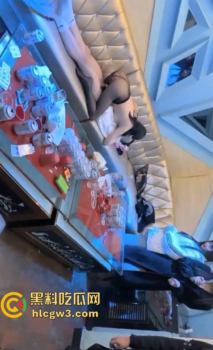 KTV包厢变炮房 黑丝小妹喝多了直接当众开操 精神小伙顶到叫声回荡 做爱全程兄弟拍 姐妹看热闹! 第4张 KTV包厢变炮房 黑丝小妹喝多了直接当众开操 精神小伙顶到叫声回荡 做爱全程兄弟拍 姐妹看热闹! 第4张