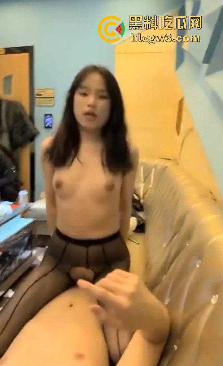 KTV包厢变炮房 黑丝小妹喝多了直接当众开操 精神小伙顶到叫声回荡 做爱全程兄弟拍 姐妹看热闹! 第6张 KTV包厢变炮房 黑丝小妹喝多了直接当众开操 精神小伙顶到叫声回荡 做爱全程兄弟拍 姐妹看热闹! 第6张