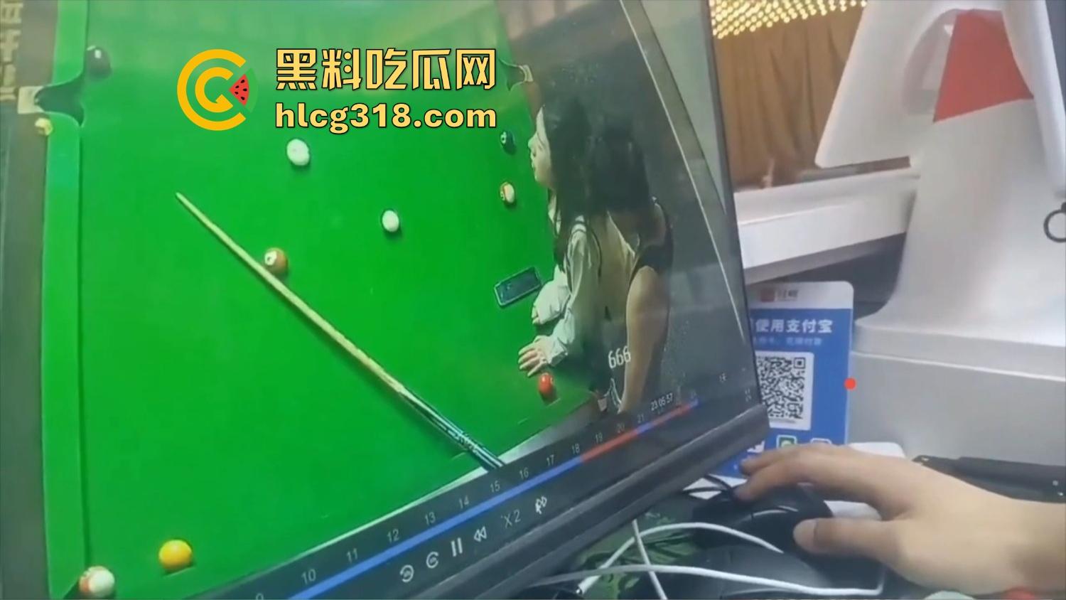 点个陪玩不打球,哥们台球厅现场抠逼上头,老板边抽烟边看监控笑了,抠个逼你也别忘了换手啊! 第9张 点个陪玩不打球,哥们台球厅现场抠逼上头,老板边抽烟边看监控笑了,抠个逼你也别忘了换手啊! 第9张