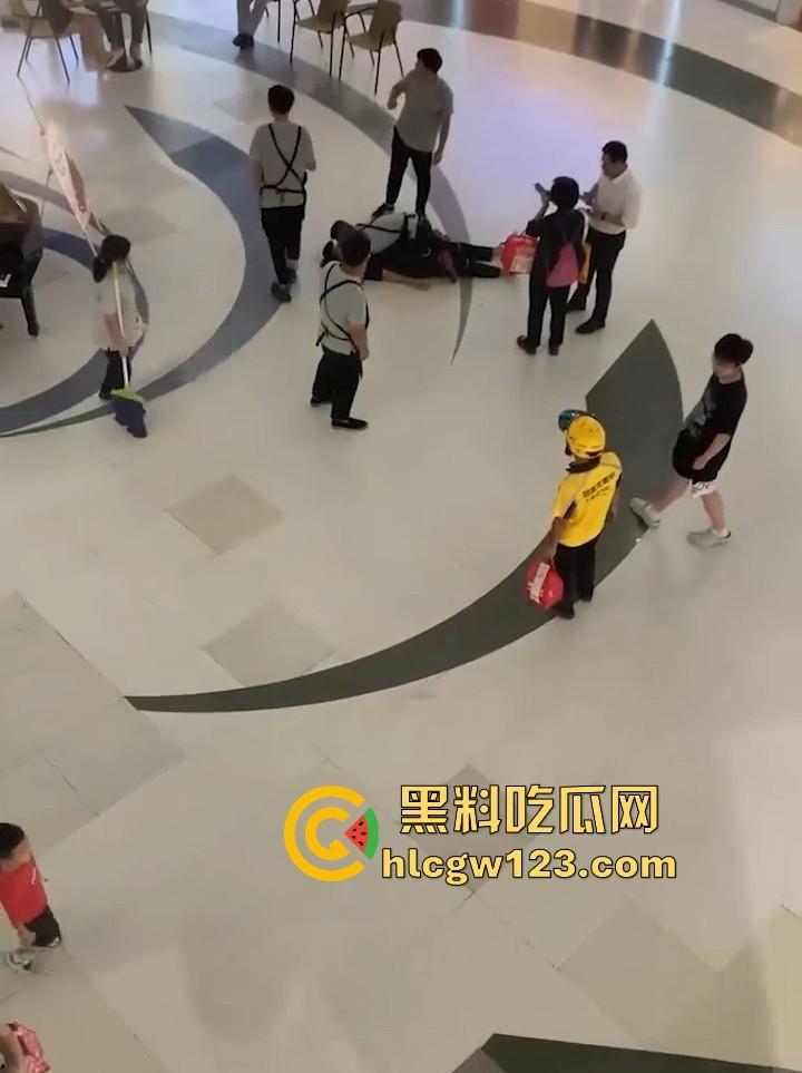 成都万达商场 两男当众倒地热吻 这尺度惊的围观群众目瞪口呆！  第1张