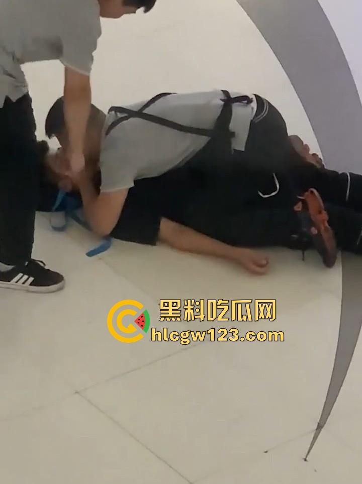 成都万达商场 两男当众倒地热吻 这尺度惊的围观群众目瞪口呆！  第2张