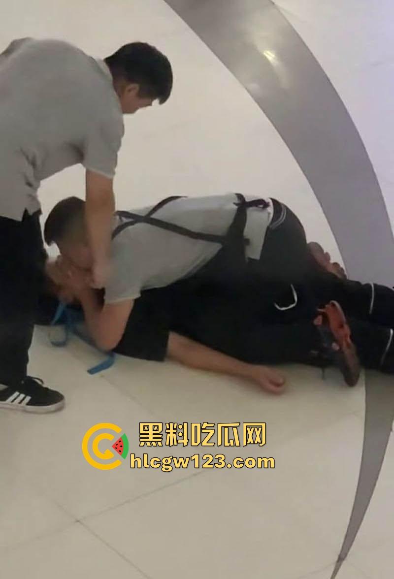 成都万达商场 两男当众倒地热吻 这尺度惊的围观群众目瞪口呆！  第3张