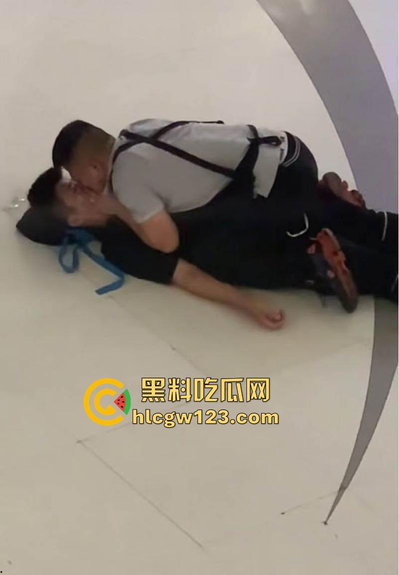 成都万达商场 两男当众倒地热吻 这尺度惊的围观群众目瞪口呆！  第4张