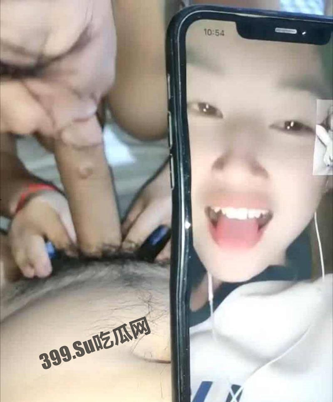 最近很火的自拍 男子一边和大奶妹子做爱 一边给饥渴骚女直播互动  第1张