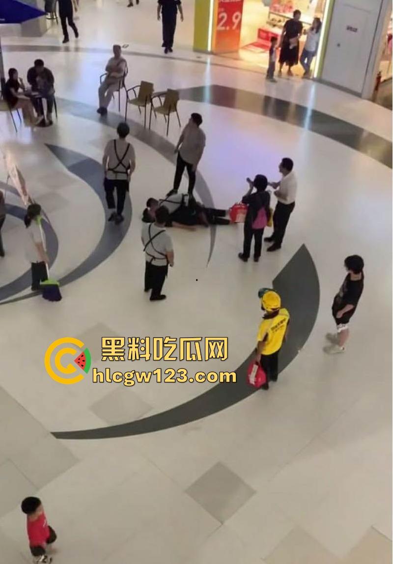 成都万达商场 两男当众倒地热吻 这尺度惊的围观群众目瞪口呆！  第5张