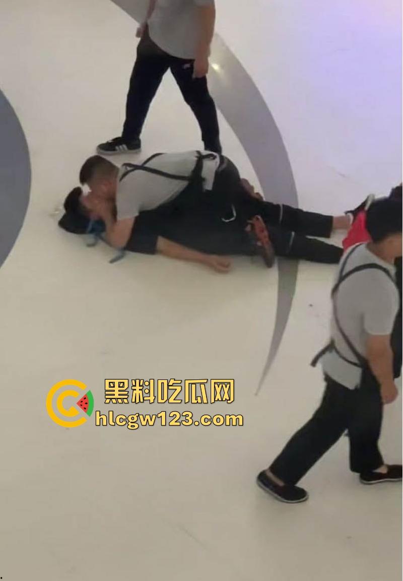 成都万达商场 两男当众倒地热吻 这尺度惊的围观群众目瞪口呆！  第6张