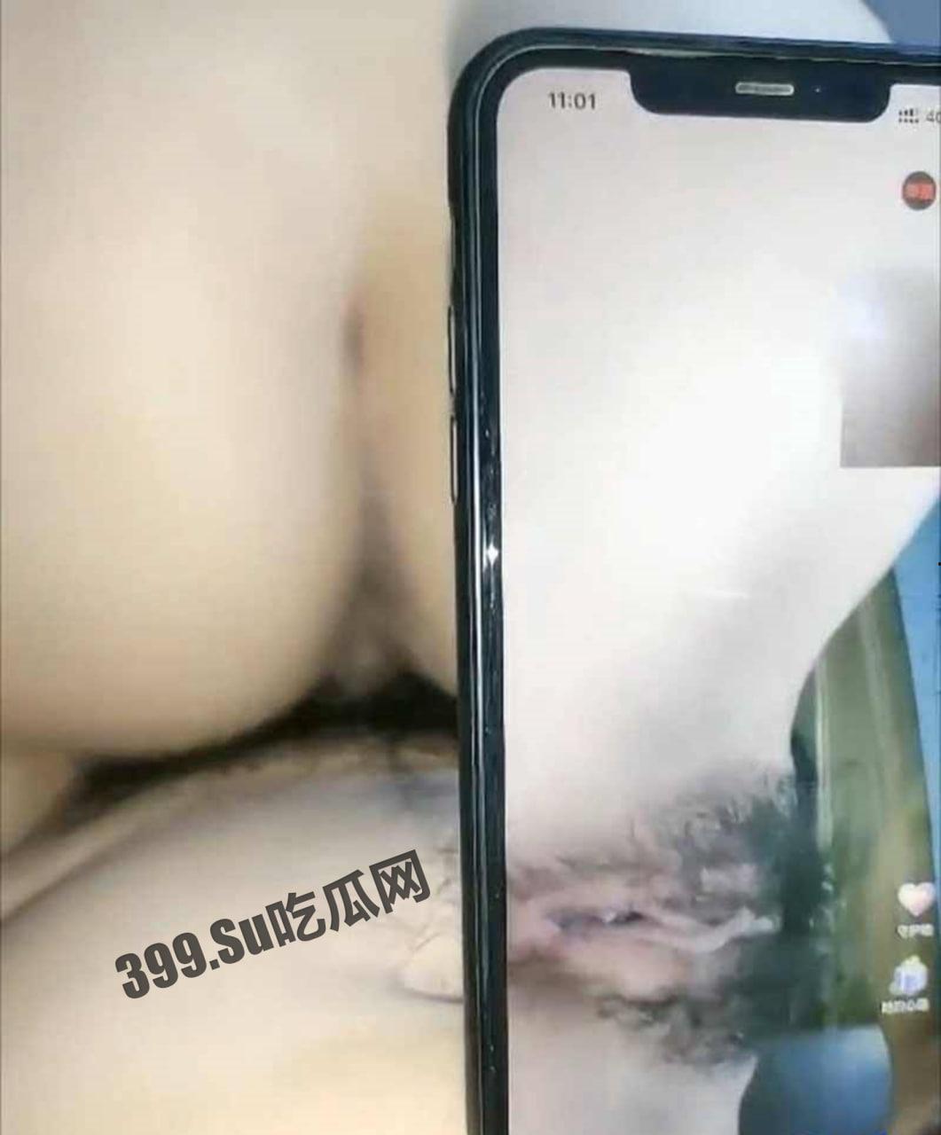 最近很火的自拍 男子一边和大奶妹子做爱 一边给饥渴骚女直播互动  第5张