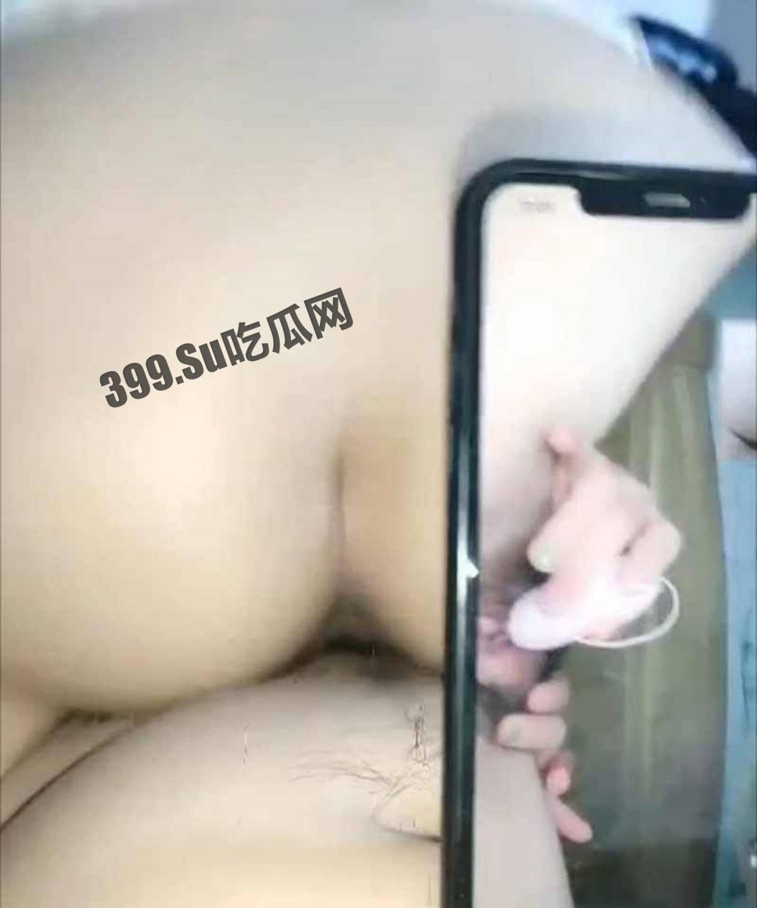 最近很火的自拍 男子一边和大奶妹子做爱 一边给饥渴骚女直播互动  第6张