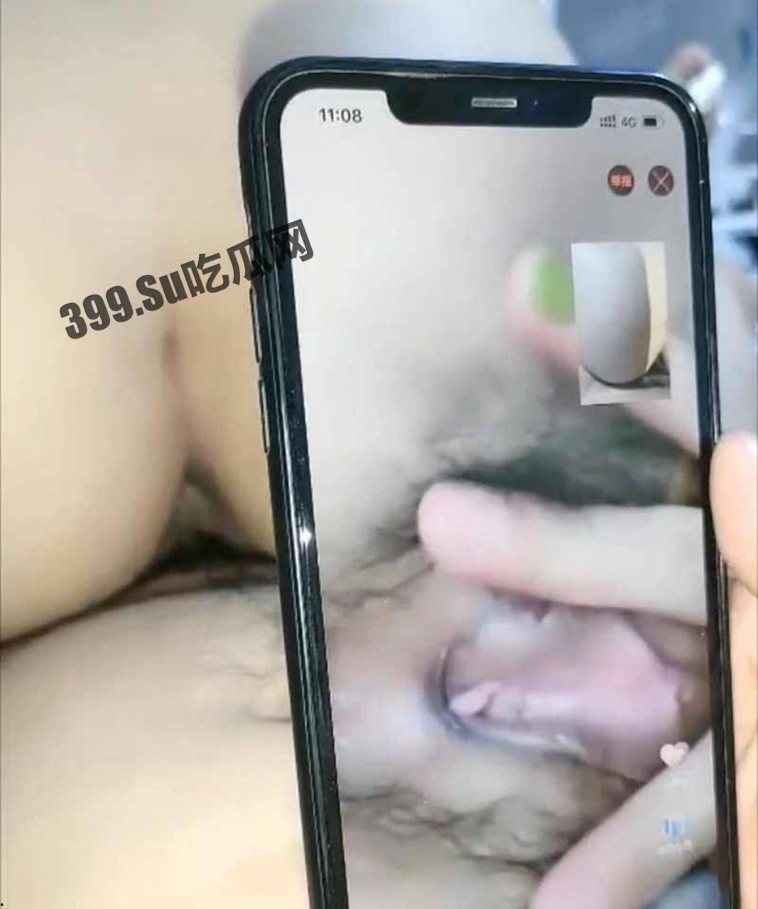 最近很火的自拍 男子一边和大奶妹子做爱 一边给饥渴骚女直播互动  第7张