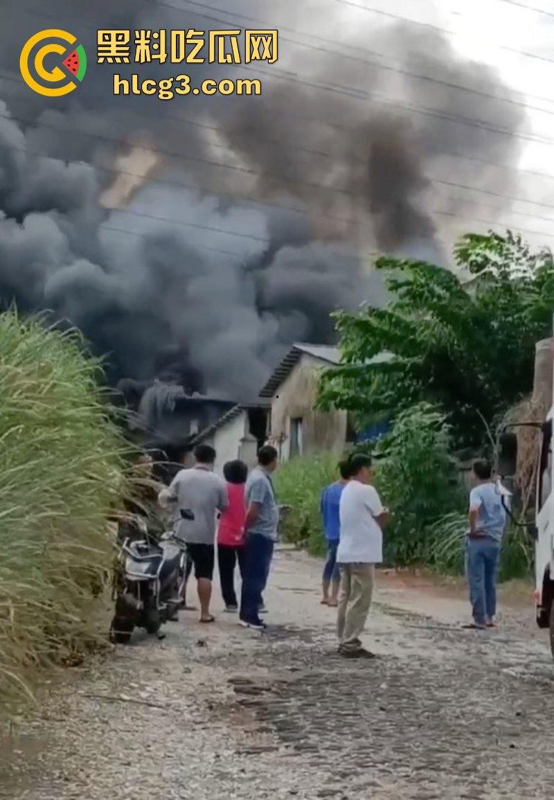 完了 锅烧穿了!海口垦科路一处库房突发大火 现场火光冲天浓烟滚滚! 第2张 完了 锅烧穿了!海口垦科路一处库房突发大火 现场火光冲天浓烟滚滚! 第2张