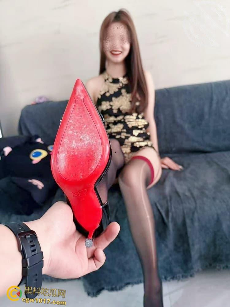 姐姐穿上吊带豹纹黑丝,猫爪拍微调亲姐姐,轻度调教让姐姐体验到了从未有过的感觉,女上骑乘还把姐姐弄潮喷了! 第4张 姐姐穿上吊带豹纹黑丝,猫爪拍微调亲姐姐,轻度调教让姐姐体验到了从未有过的感觉,女上骑乘还把姐姐弄潮喷了! 第4张