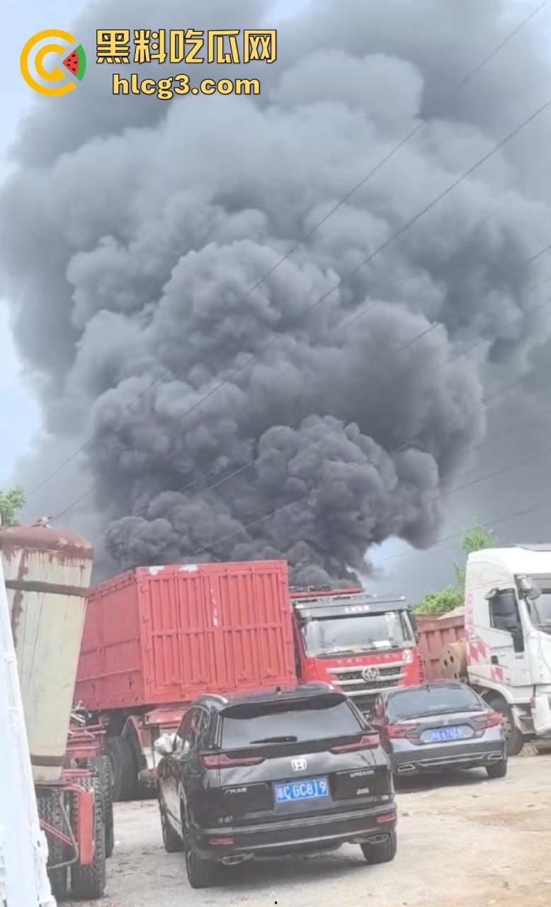 完了 锅烧穿了!海口垦科路一处库房突发大火 现场火光冲天浓烟滚滚! 第3张 完了 锅烧穿了!海口垦科路一处库房突发大火 现场火光冲天浓烟滚滚! 第3张