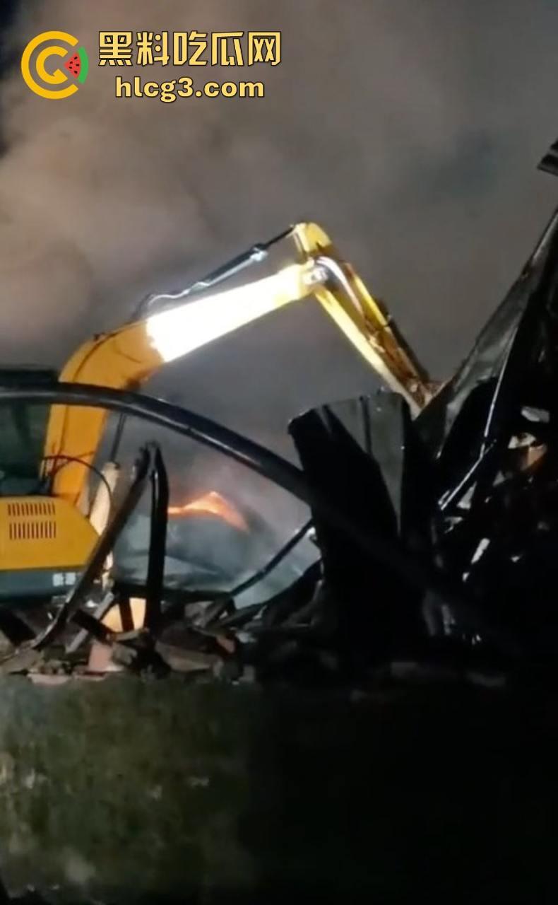 完了 锅烧穿了!海口垦科路一处库房突发大火 现场火光冲天浓烟滚滚! 第4张 完了 锅烧穿了!海口垦科路一处库房突发大火 现场火光冲天浓烟滚滚! 第4张