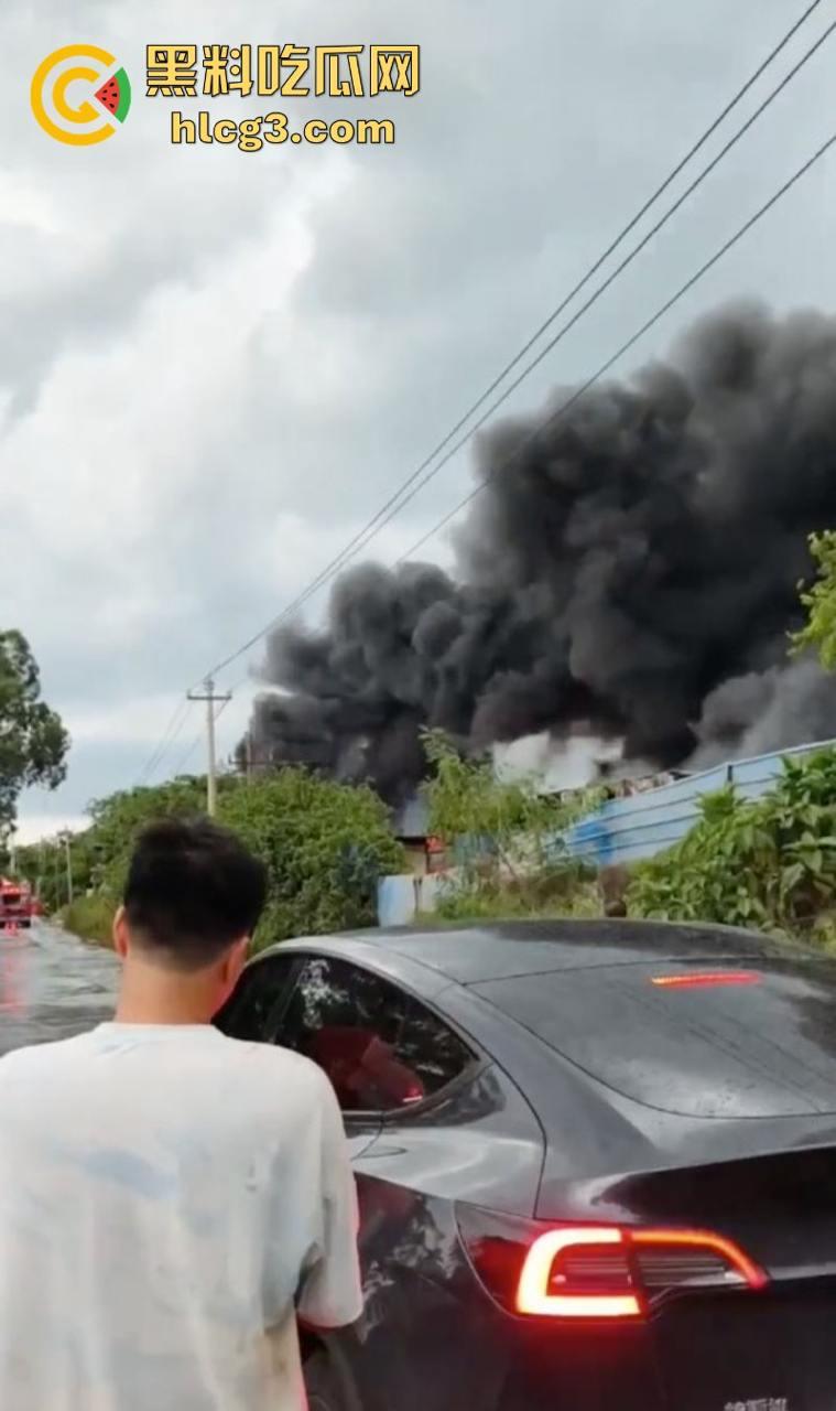 完了 锅烧穿了!海口垦科路一处库房突发大火 现场火光冲天浓烟滚滚! 第5张 完了 锅烧穿了!海口垦科路一处库房突发大火 现场火光冲天浓烟滚滚! 第5张