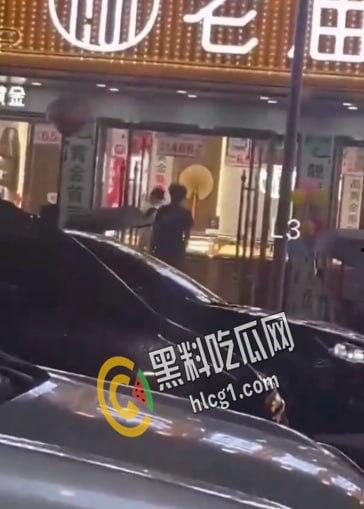 浙江慈溪市逍林镇 一男子持仿真玩具抢劫金店 得手后逃离 没过几个小时就被逮到了  第2张