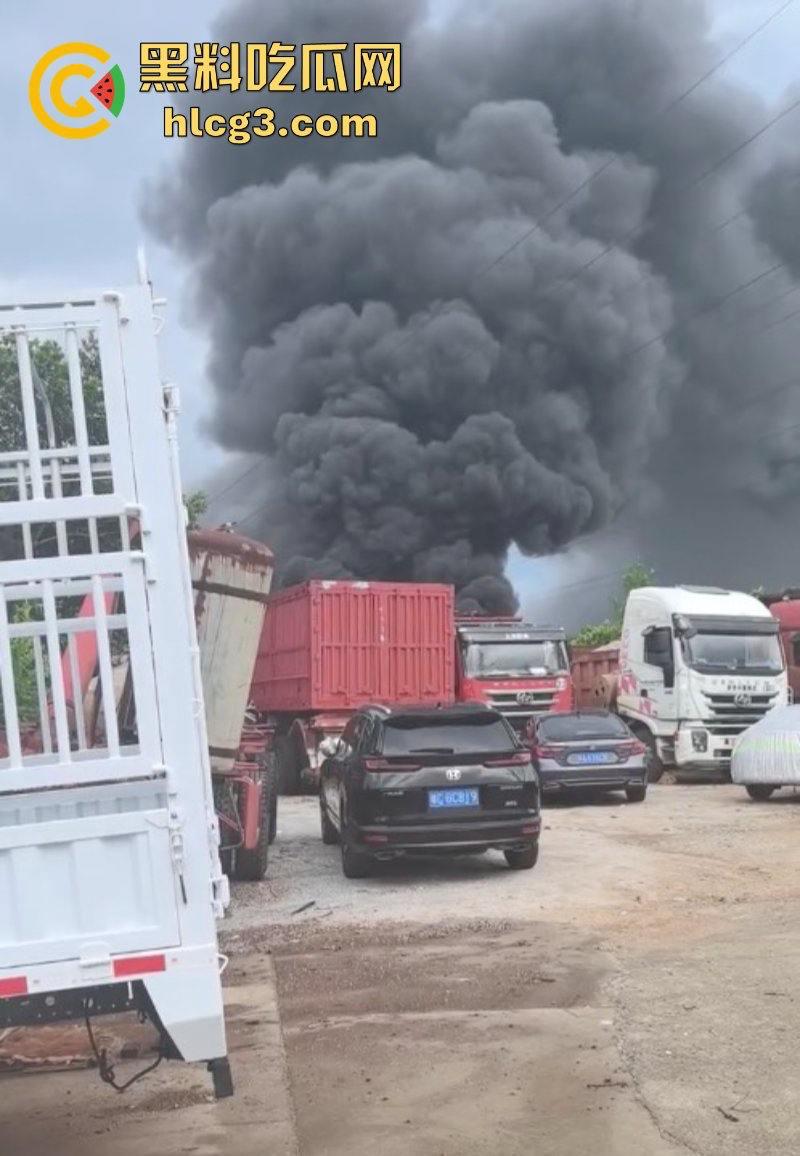 完了 锅烧穿了!海口垦科路一处库房突发大火 现场火光冲天浓烟滚滚! 第7张 完了 锅烧穿了!海口垦科路一处库房突发大火 现场火光冲天浓烟滚滚! 第7张