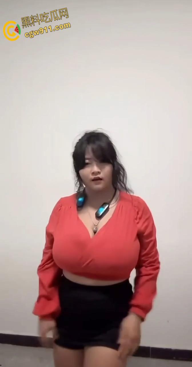 快手网红【毛毛酱】,巨乳肥臀骚舞诱惑,奶子晃得像两座山一样,这对大奶比头还大,扑上去咬一口不得爽死! 第5张 快手网红【毛毛酱】,巨乳肥臀骚舞诱惑,奶子晃得像两座山一样,这对大奶比头还大,扑上去咬一口不得爽死! 第5张