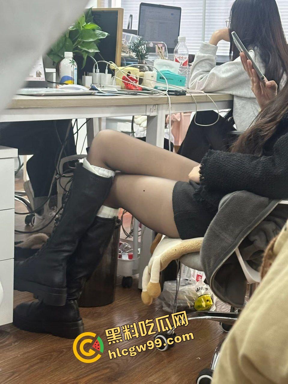 广东佛山骚贱女同事『李莉莎』醉酒后送回家发骚撕黑丝,酒店发泄欲望抱腿直插骚逼!独家曝光流出! 第3张 广东佛山骚贱女同事『李莉莎』醉酒后送回家发骚撕黑丝,酒店发泄欲望抱腿直插骚逼!独家曝光流出! 第3张