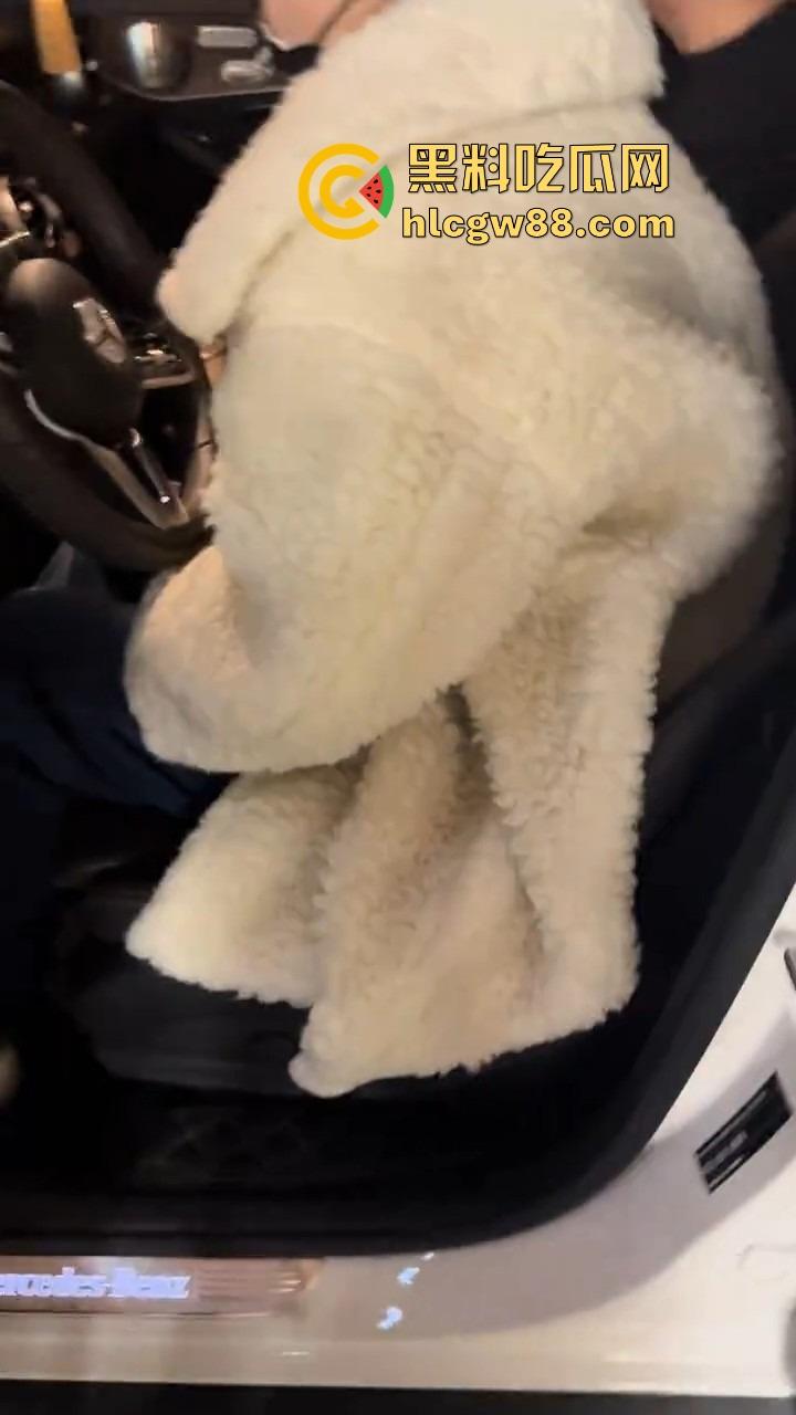 郑州奔驰车主抓小三『 卢丹丹』三姐车上被堵开房被阻,拿老婆车送小三借花献佛,三叉辉被黑的蛮惨! 第5张 郑州奔驰车主抓小三『 卢丹丹』三姐车上被堵开房被阻,拿老婆车送小三借花献佛,三叉辉被黑的蛮惨! 第5张