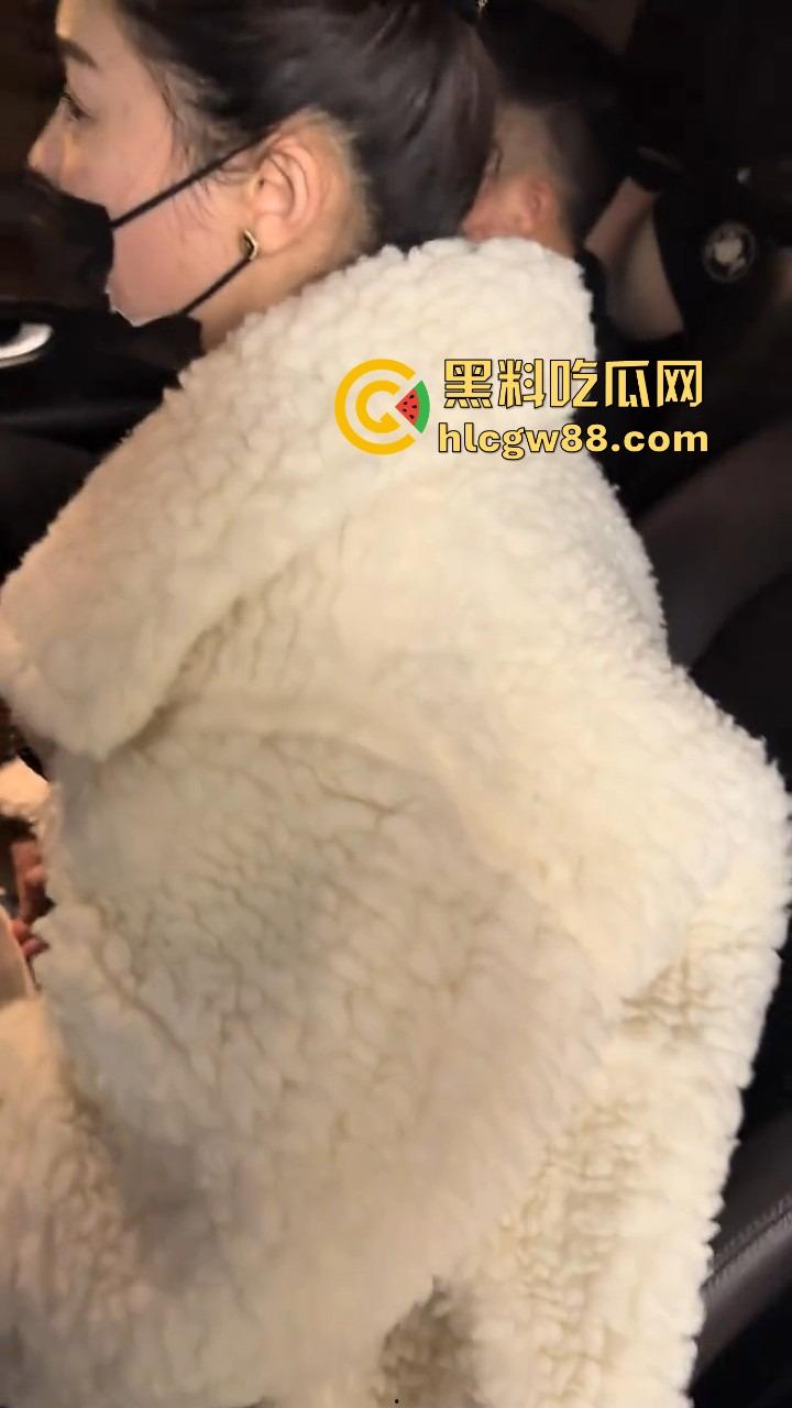 郑州奔驰车主抓小三『 卢丹丹』三姐车上被堵开房被阻,拿老婆车送小三借花献佛,三叉辉被黑的蛮惨! 第11张 郑州奔驰车主抓小三『 卢丹丹』三姐车上被堵开房被阻,拿老婆车送小三借花献佛,三叉辉被黑的蛮惨! 第11张