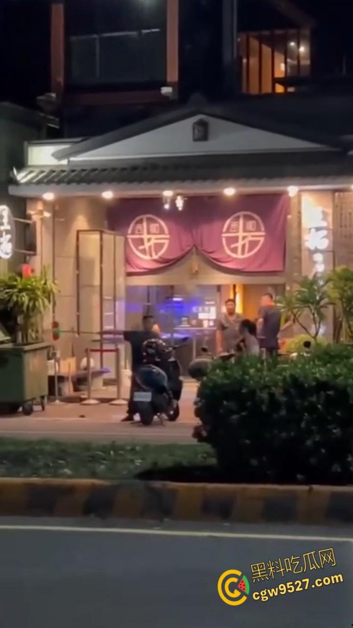 台湾高雄市郭姓男子,当街暴打23岁女友,持扫把狂殴致断扯发拖行,视频曝光过程全被拍 ! 第1张 台湾高雄市郭姓男子,当街暴打23岁女友,持扫把狂殴致断扯发拖行,视频曝光过程全被拍 ! 第1张