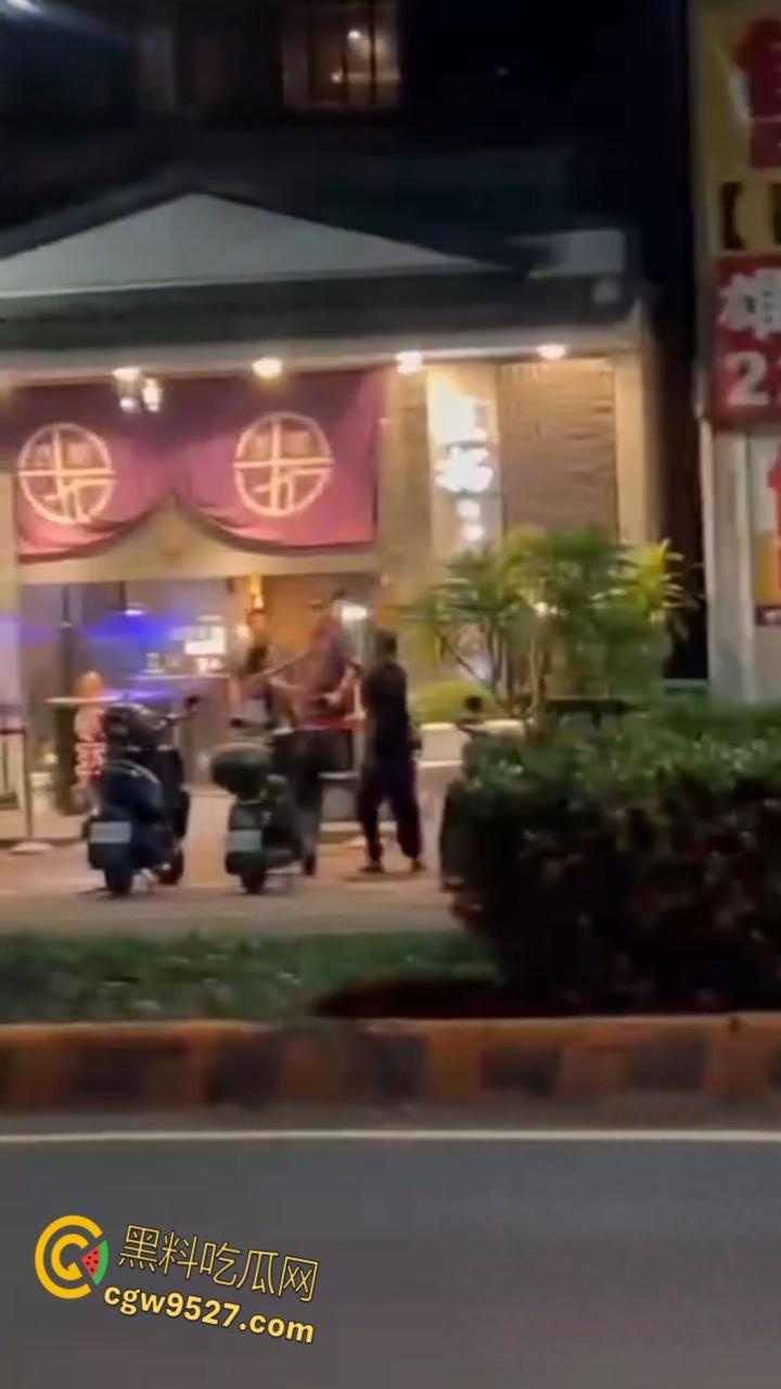 台湾高雄市郭姓男子,当街暴打23岁女友,持扫把狂殴致断扯发拖行,视频曝光过程全被拍 ! 第2张 台湾高雄市郭姓男子,当街暴打23岁女友,持扫把狂殴致断扯发拖行,视频曝光过程全被拍 ! 第2张