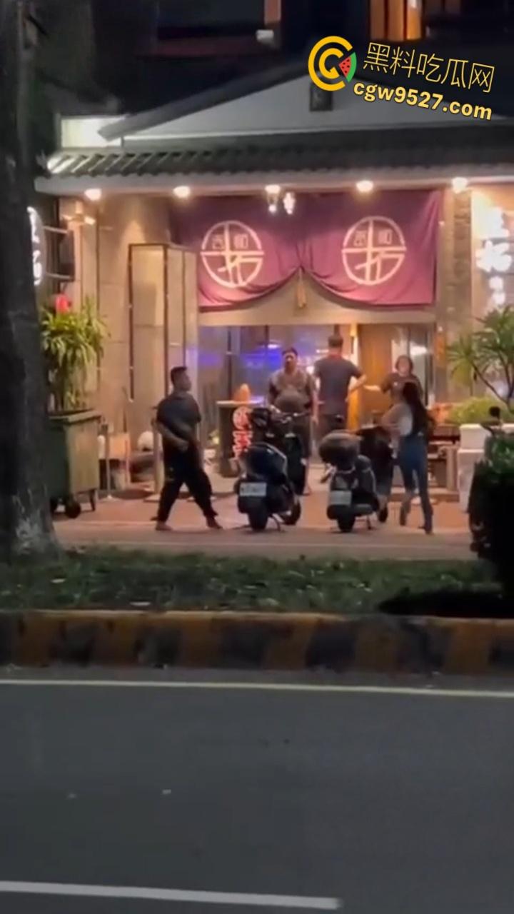 台湾高雄市郭姓男子,当街暴打23岁女友,持扫把狂殴致断扯发拖行,视频曝光过程全被拍 ! 第3张 台湾高雄市郭姓男子,当街暴打23岁女友,持扫把狂殴致断扯发拖行,视频曝光过程全被拍 ! 第3张