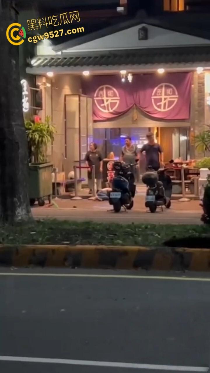 台湾高雄市郭姓男子,当街暴打23岁女友,持扫把狂殴致断扯发拖行,视频曝光过程全被拍 ! 第4张 台湾高雄市郭姓男子,当街暴打23岁女友,持扫把狂殴致断扯发拖行,视频曝光过程全被拍 ! 第4张