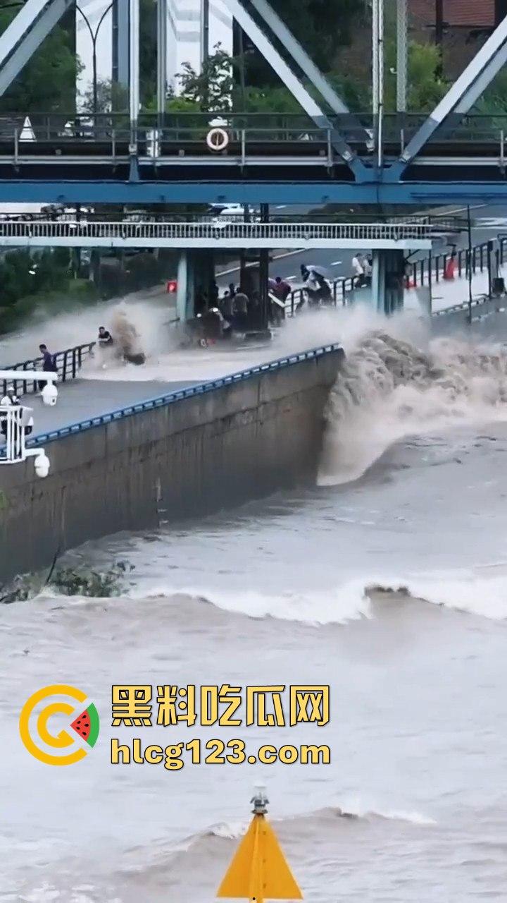 台风普拉桑来袭,钱塘江大潮buff叠加,围观群众瞬间被吞没!看个潮水直接被干翻! 第1张 台风普拉桑来袭,钱塘江大潮buff叠加,围观群众瞬间被吞没!看个潮水直接被干翻! 第1张