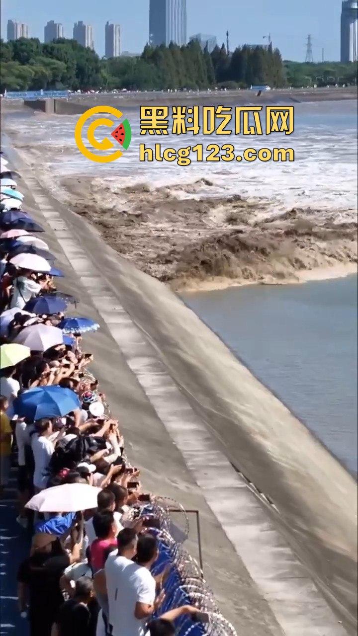 台风普拉桑来袭,钱塘江大潮buff叠加,围观群众瞬间被吞没!看个潮水直接被干翻! 第2张 台风普拉桑来袭,钱塘江大潮buff叠加,围观群众瞬间被吞没!看个潮水直接被干翻! 第2张