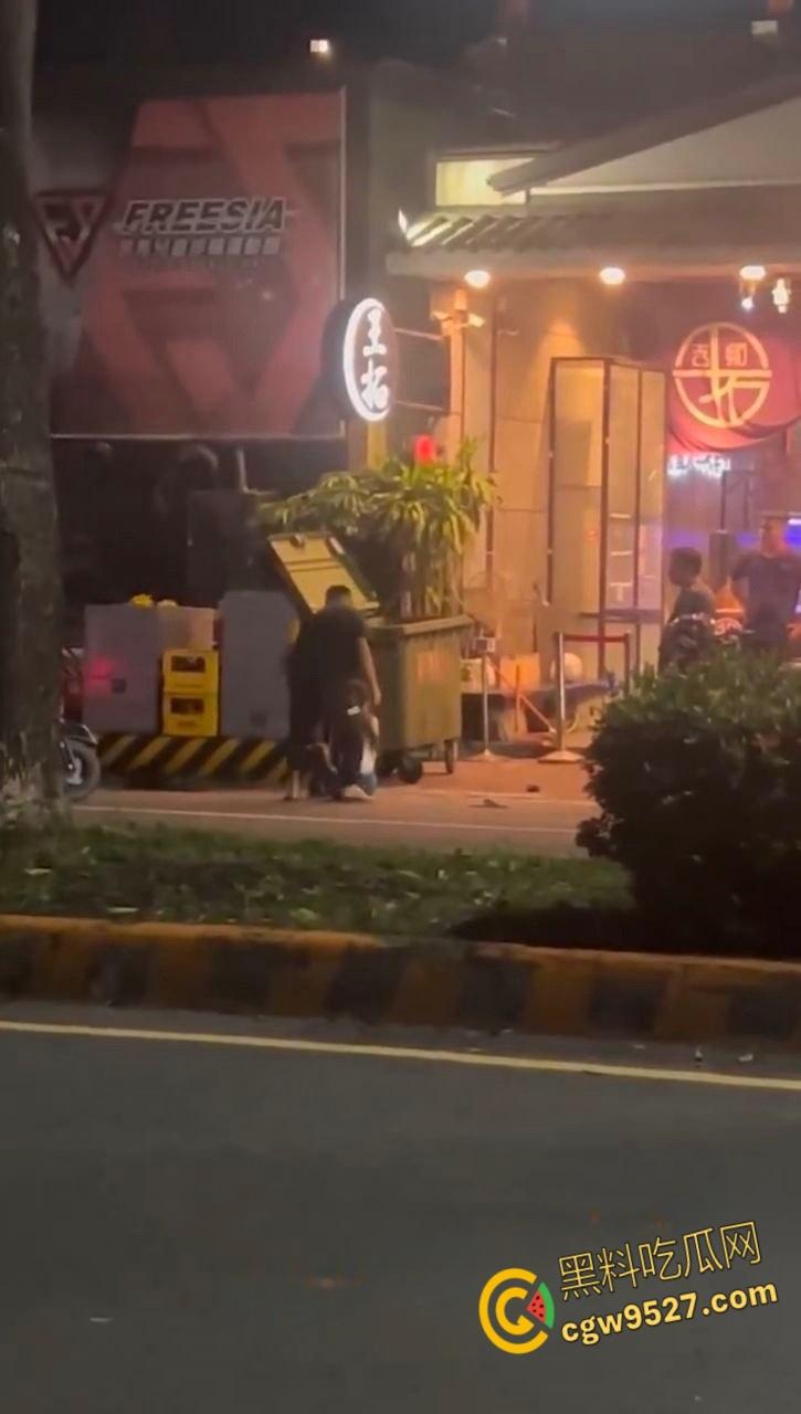 台湾高雄市郭姓男子,当街暴打23岁女友,持扫把狂殴致断扯发拖行,视频曝光过程全被拍 ! 第5张 台湾高雄市郭姓男子,当街暴打23岁女友,持扫把狂殴致断扯发拖行,视频曝光过程全被拍 ! 第5张
