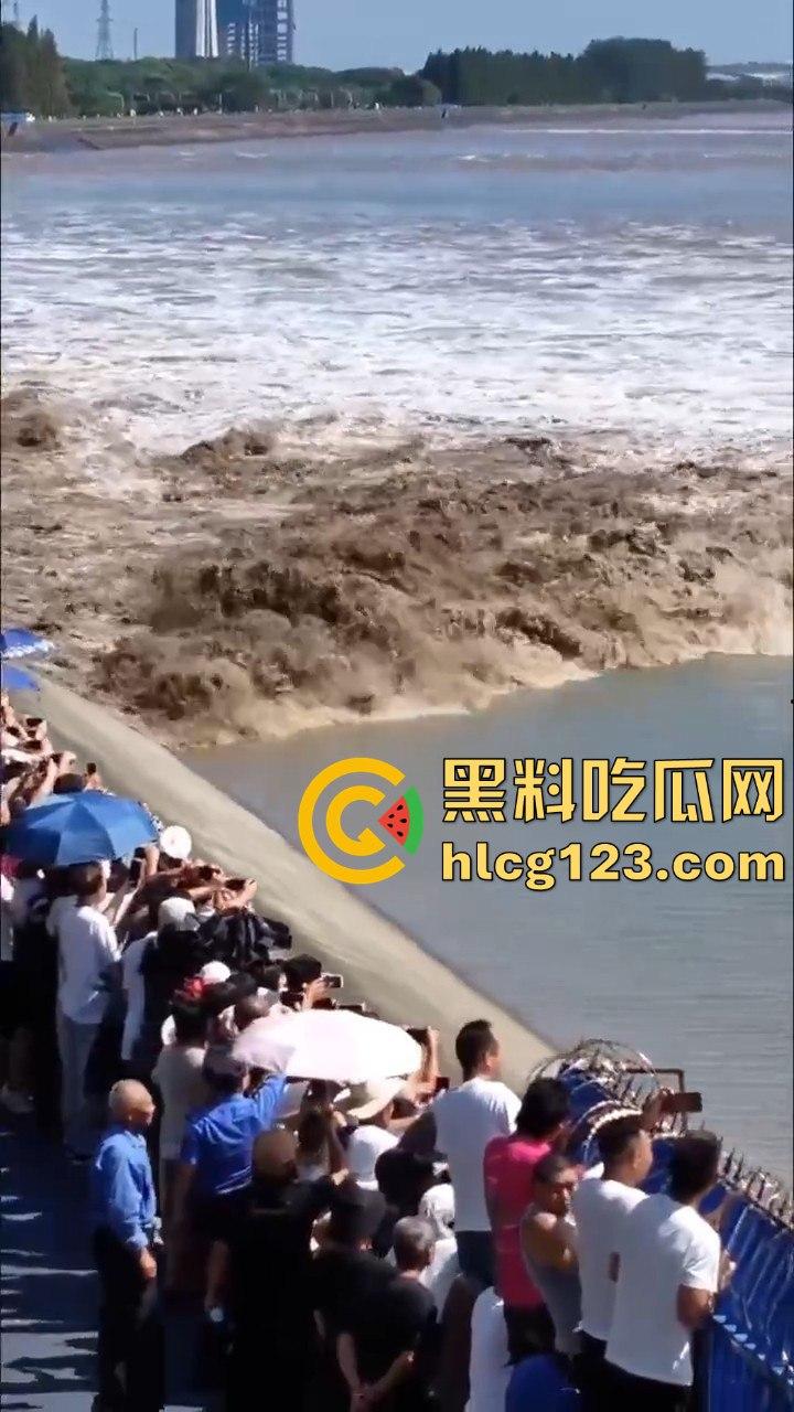 台风普拉桑来袭,钱塘江大潮buff叠加,围观群众瞬间被吞没!看个潮水直接被干翻! 第3张 台风普拉桑来袭,钱塘江大潮buff叠加,围观群众瞬间被吞没!看个潮水直接被干翻! 第3张