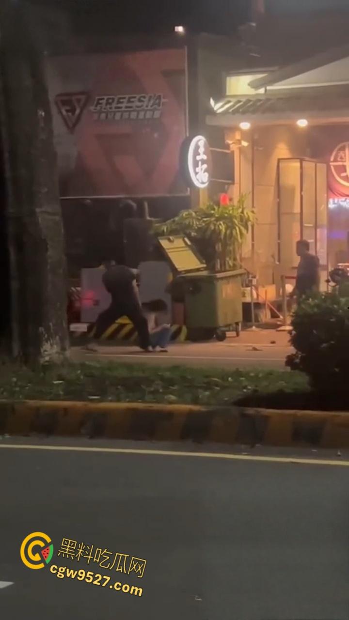 台湾高雄市郭姓男子,当街暴打23岁女友,持扫把狂殴致断扯发拖行,视频曝光过程全被拍 ! 第6张 台湾高雄市郭姓男子,当街暴打23岁女友,持扫把狂殴致断扯发拖行,视频曝光过程全被拍 ! 第6张