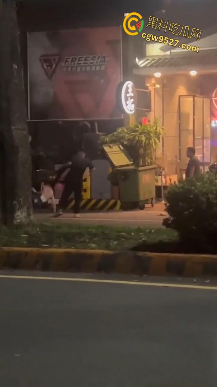 台湾高雄市郭姓男子,当街暴打23岁女友,持扫把狂殴致断扯发拖行,视频曝光过程全被拍 ! 第7张 台湾高雄市郭姓男子,当街暴打23岁女友,持扫把狂殴致断扯发拖行,视频曝光过程全被拍 ! 第7张