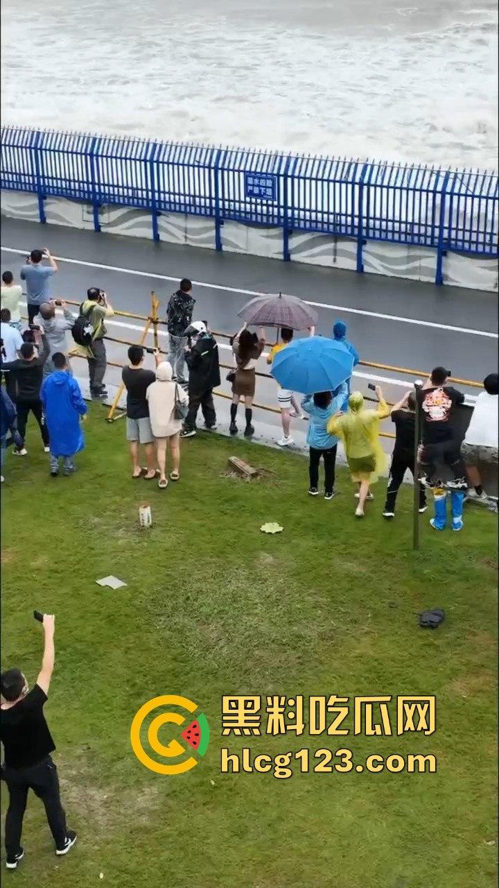 台风普拉桑来袭,钱塘江大潮buff叠加,围观群众瞬间被吞没!看个潮水直接被干翻! 第5张 台风普拉桑来袭,钱塘江大潮buff叠加,围观群众瞬间被吞没!看个潮水直接被干翻! 第5张