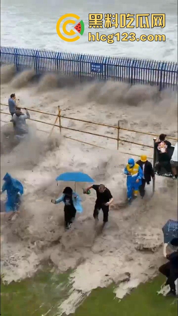 台风普拉桑来袭,钱塘江大潮buff叠加,围观群众瞬间被吞没!看个潮水直接被干翻! 第6张 台风普拉桑来袭,钱塘江大潮buff叠加,围观群众瞬间被吞没!看个潮水直接被干翻! 第6张
