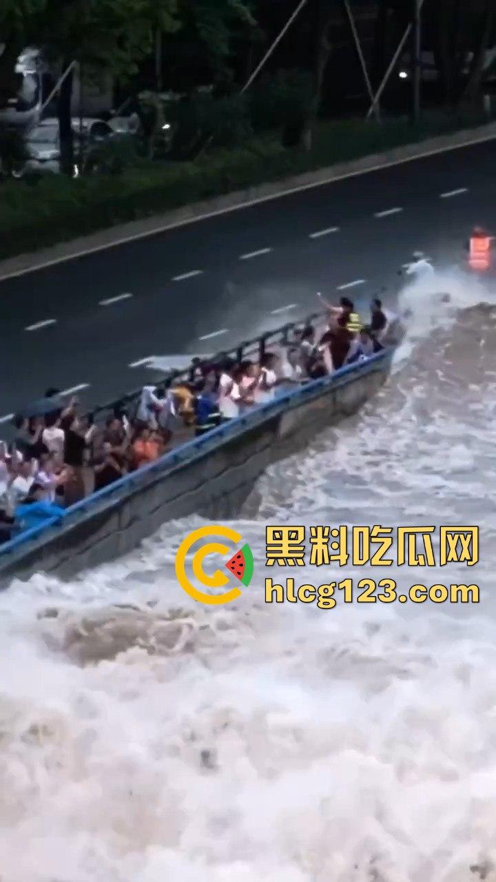 台风普拉桑来袭,钱塘江大潮buff叠加,围观群众瞬间被吞没!看个潮水直接被干翻! 第7张 台风普拉桑来袭,钱塘江大潮buff叠加,围观群众瞬间被吞没!看个潮水直接被干翻! 第7张