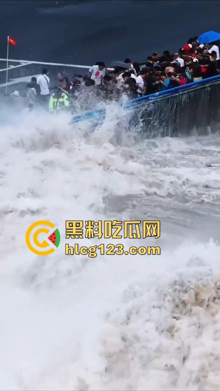 台风普拉桑来袭,钱塘江大潮buff叠加,围观群众瞬间被吞没!看个潮水直接被干翻! 第8张 台风普拉桑来袭,钱塘江大潮buff叠加,围观群众瞬间被吞没!看个潮水直接被干翻! 第8张