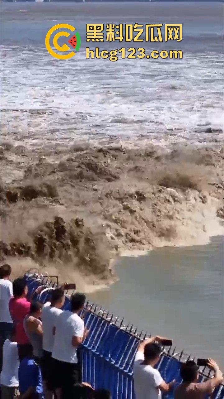 台风普拉桑来袭,钱塘江大潮buff叠加,围观群众瞬间被吞没!看个潮水直接被干翻! 第9张 台风普拉桑来袭,钱塘江大潮buff叠加,围观群众瞬间被吞没!看个潮水直接被干翻! 第9张