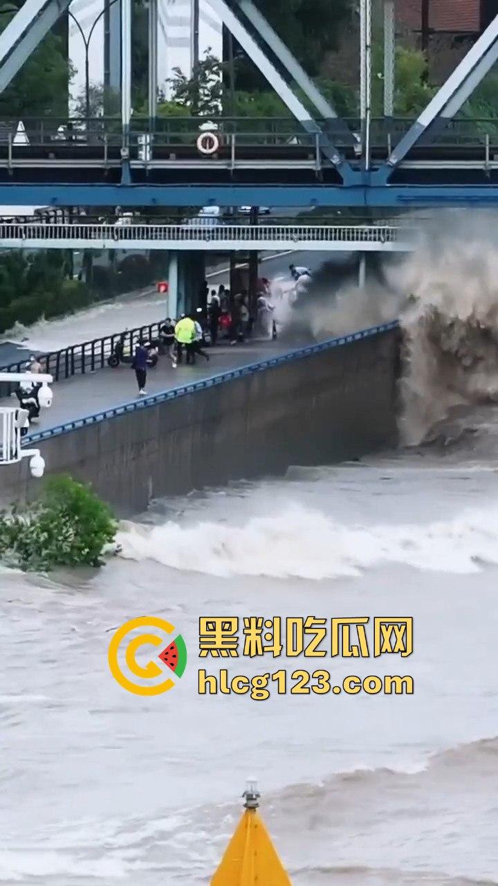 台风普拉桑来袭,钱塘江大潮buff叠加,围观群众瞬间被吞没!看个潮水直接被干翻! 第11张 台风普拉桑来袭,钱塘江大潮buff叠加,围观群众瞬间被吞没!看个潮水直接被干翻! 第11张