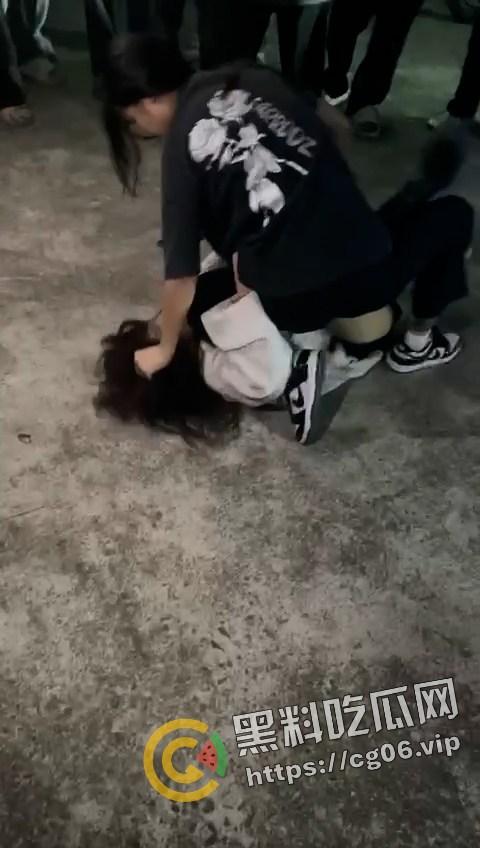 海丰县桥东精神小伙斗殴!采取1v1solo战 男生踩着头打 女生奶子都打出来了 最后还跟警察打 太嚣张了 第1张 海丰县桥东精神小伙斗殴!采取1v1solo战 男生踩着头打 女生奶子都打出来了 最后还跟警察打 太嚣张了 第1张