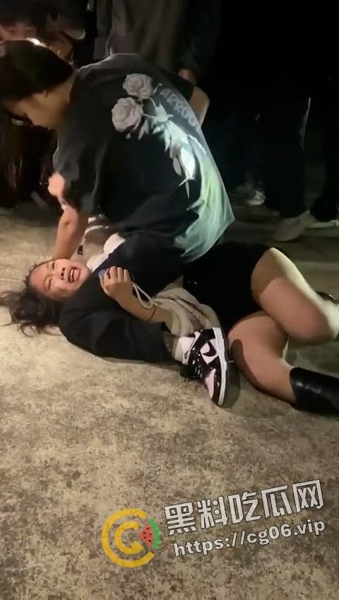 海丰县桥东精神小伙斗殴!采取1v1solo战 男生踩着头打 女生奶子都打出来了 最后还跟警察打 太嚣张了 第2张 海丰县桥东精神小伙斗殴!采取1v1solo战 男生踩着头打 女生奶子都打出来了 最后还跟警察打 太嚣张了 第2张