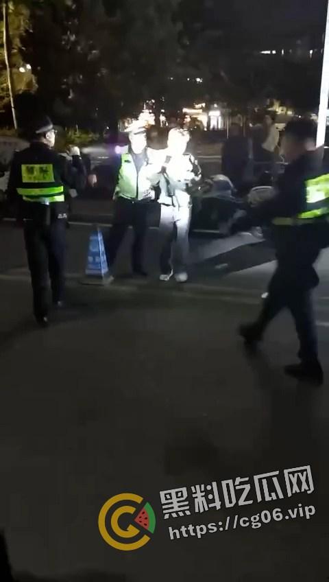 海丰县桥东精神小伙斗殴!采取1v1solo战 男生踩着头打 女生奶子都打出来了 最后还跟警察打 太嚣张了 第5张 海丰县桥东精神小伙斗殴!采取1v1solo战 男生踩着头打 女生奶子都打出来了 最后还跟警察打 太嚣张了 第5张