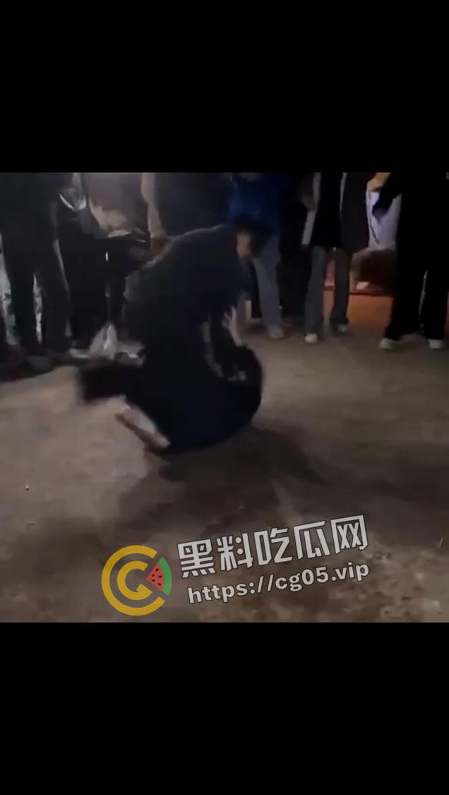 海丰县桥东精神小伙斗殴!采取1v1solo战 男生踩着头打 女生奶子都打出来了 最后还跟警察打 太嚣张了 第6张 海丰县桥东精神小伙斗殴!采取1v1solo战 男生踩着头打 女生奶子都打出来了 最后还跟警察打 太嚣张了 第6张