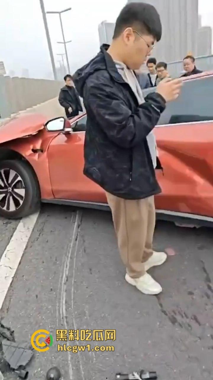 牛逼!蔚来电车首发电池弹射技术 电池先跑再自动锁人 特斯拉看完现场视频沉默了! 第2张 牛逼!蔚来电车首发电池弹射技术 电池先跑再自动锁人 特斯拉看完现场视频沉默了! 第2张