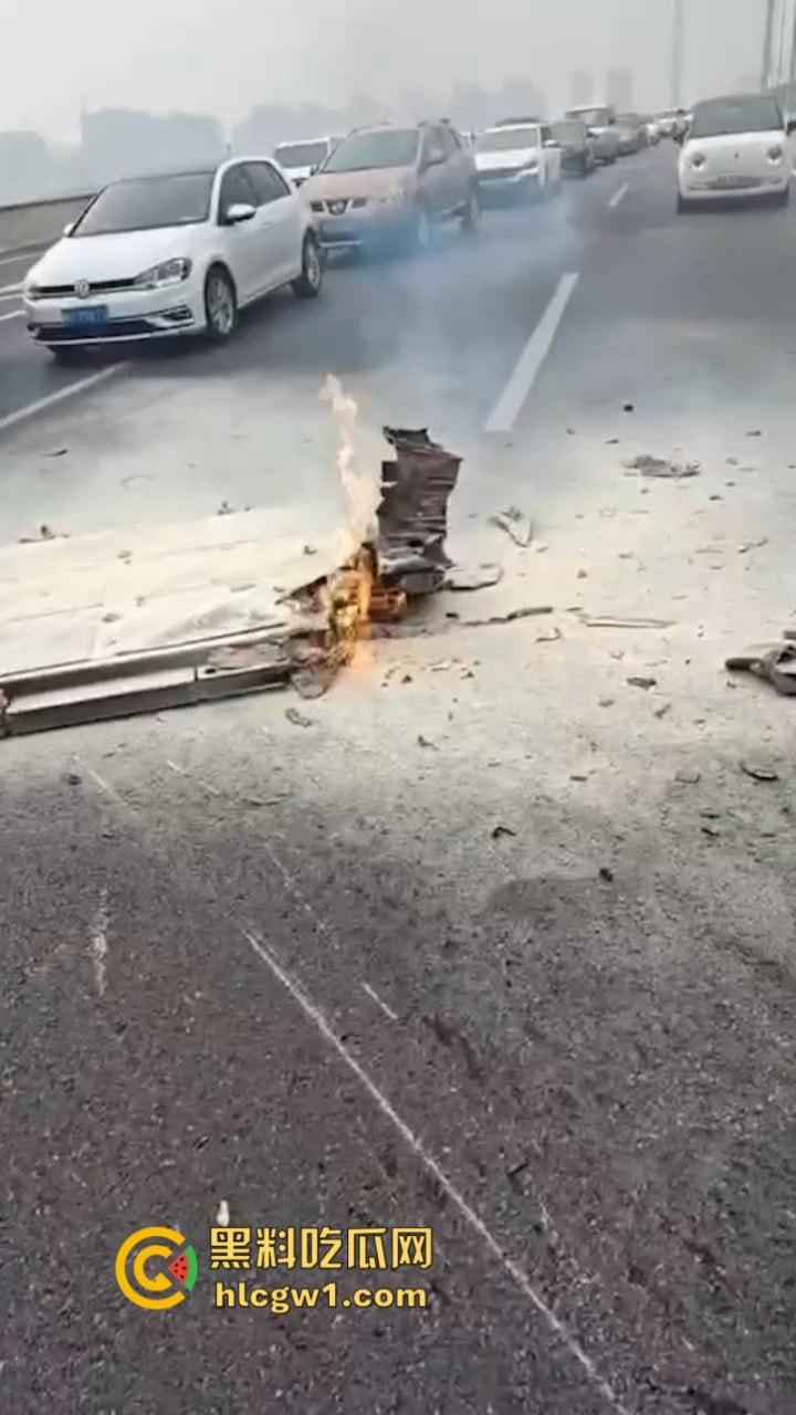 牛逼!蔚来电车首发电池弹射技术 电池先跑再自动锁人 特斯拉看完现场视频沉默了! 第3张 牛逼!蔚来电车首发电池弹射技术 电池先跑再自动锁人 特斯拉看完现场视频沉默了! 第3张